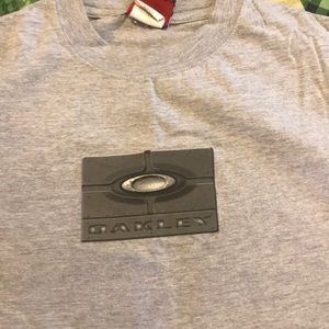 Men’s Oakley tee